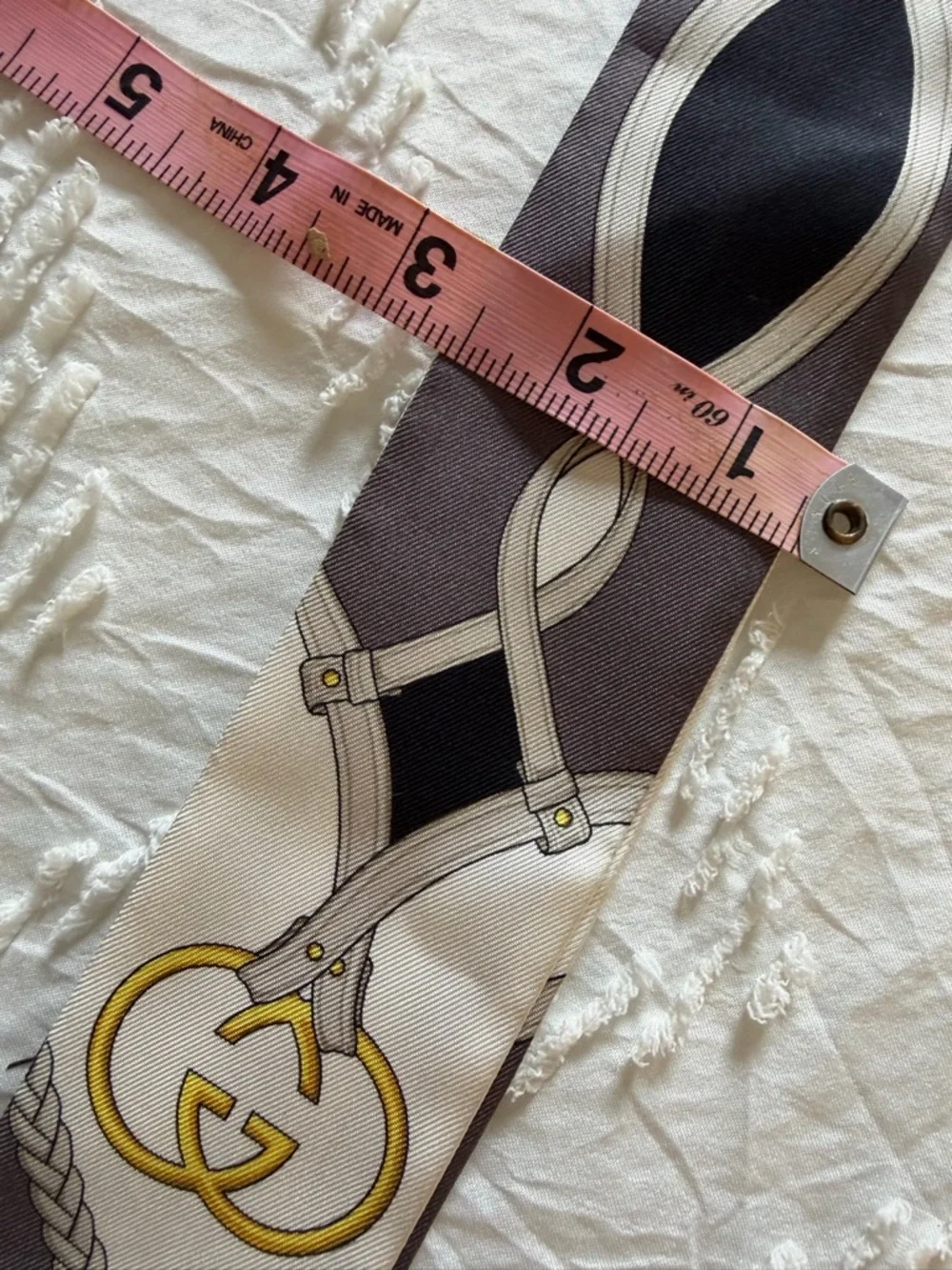 Women’s Gucci silk Twilly Gray, White & Gold Equestrian Print - Picture 5 of 6